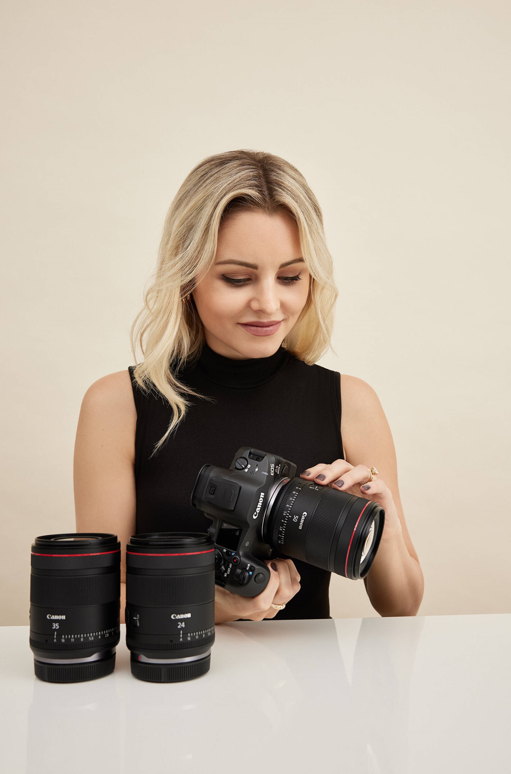 Khẩu độ lớn f/1.4 và thiết kế 11 lá khẩu tròn