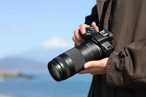 Canon RF 75-300mm F4-5.6: Thiết kế nhỏ gọn và di động