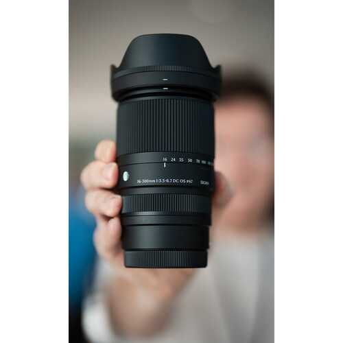 Sigma 16-300mm f/3.5-6.7 DC OS là một ống kính zoom phạm vi rộng nhưng lại có kích thước khá nhỏ gọn