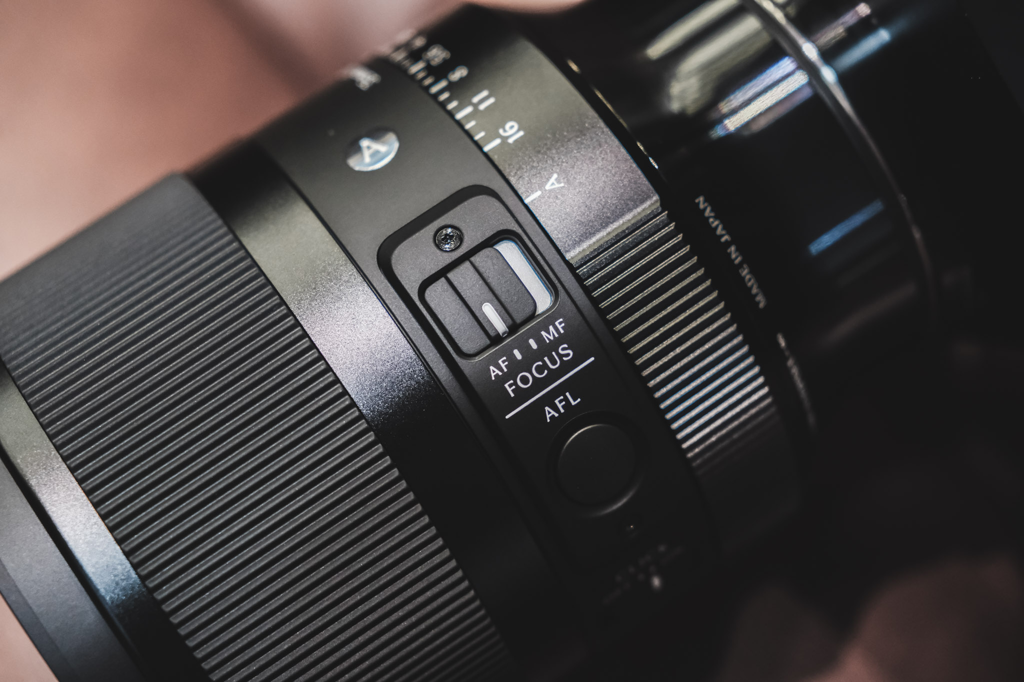 Nút AFL được tích hợp trên ống kính mirrorless