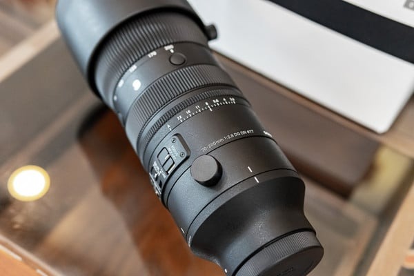 Sigma 70-200mm f2.8 DG DN OS Sports được chế tác từ đa vật liệu