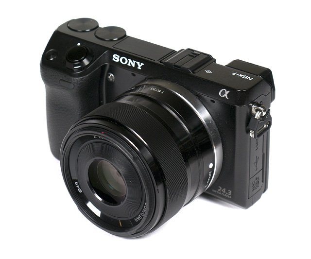 Sony E 35mm F/1.8 OSS tích hợp chế độ MF