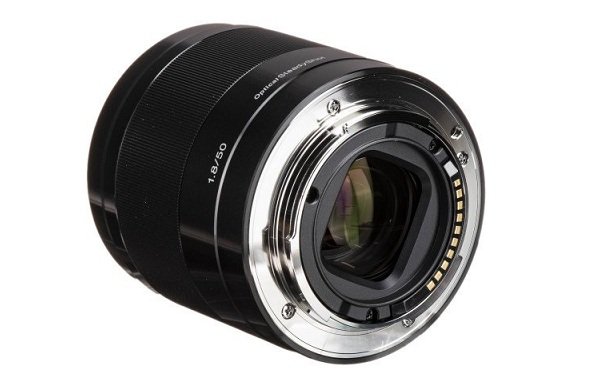 Sony E 50mm f/1.8 OSS tích hợp bộ ổn định hình ảnh quang học