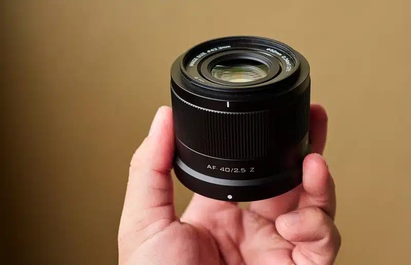 Viltrox 40mm f/2.5 không chỉ nhỏ gọn mà còn được thiết kế cực kỳ dễ sử dụng