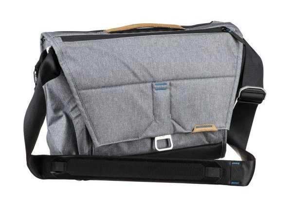 ​​Peak Design Everyday Messenger 15 Inch có dây đeo mềm