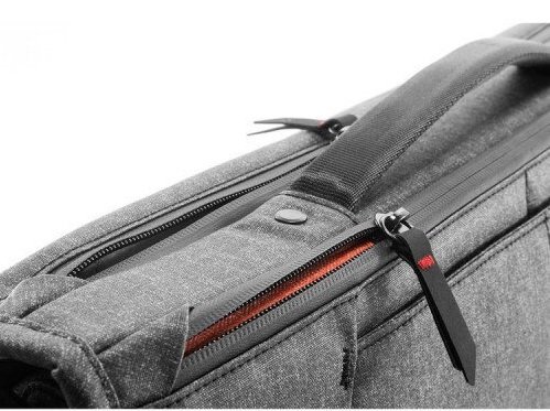 Peak Design Everyday Messenger 15 Inch với hệ thống khóa an toàn