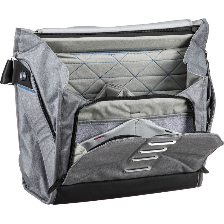 Peak Design Everyday Messenger 15 Inch với sức chứa lớn