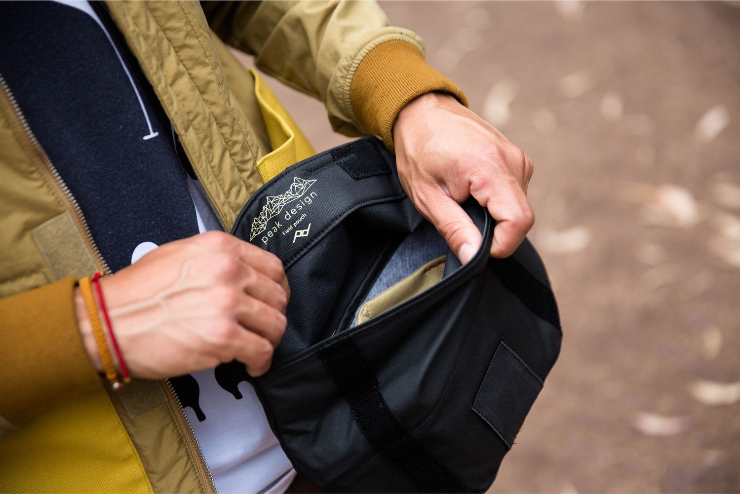 Peak Design Field Pouch thao tác dễ dàng hơn