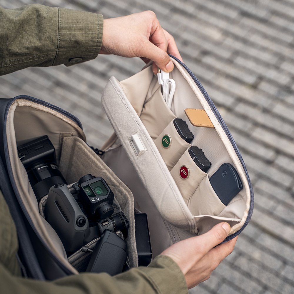 Túi đeo vai PGYTECH OneGo cho phép bạn tùy chỉnh các ngăn dễ dàng