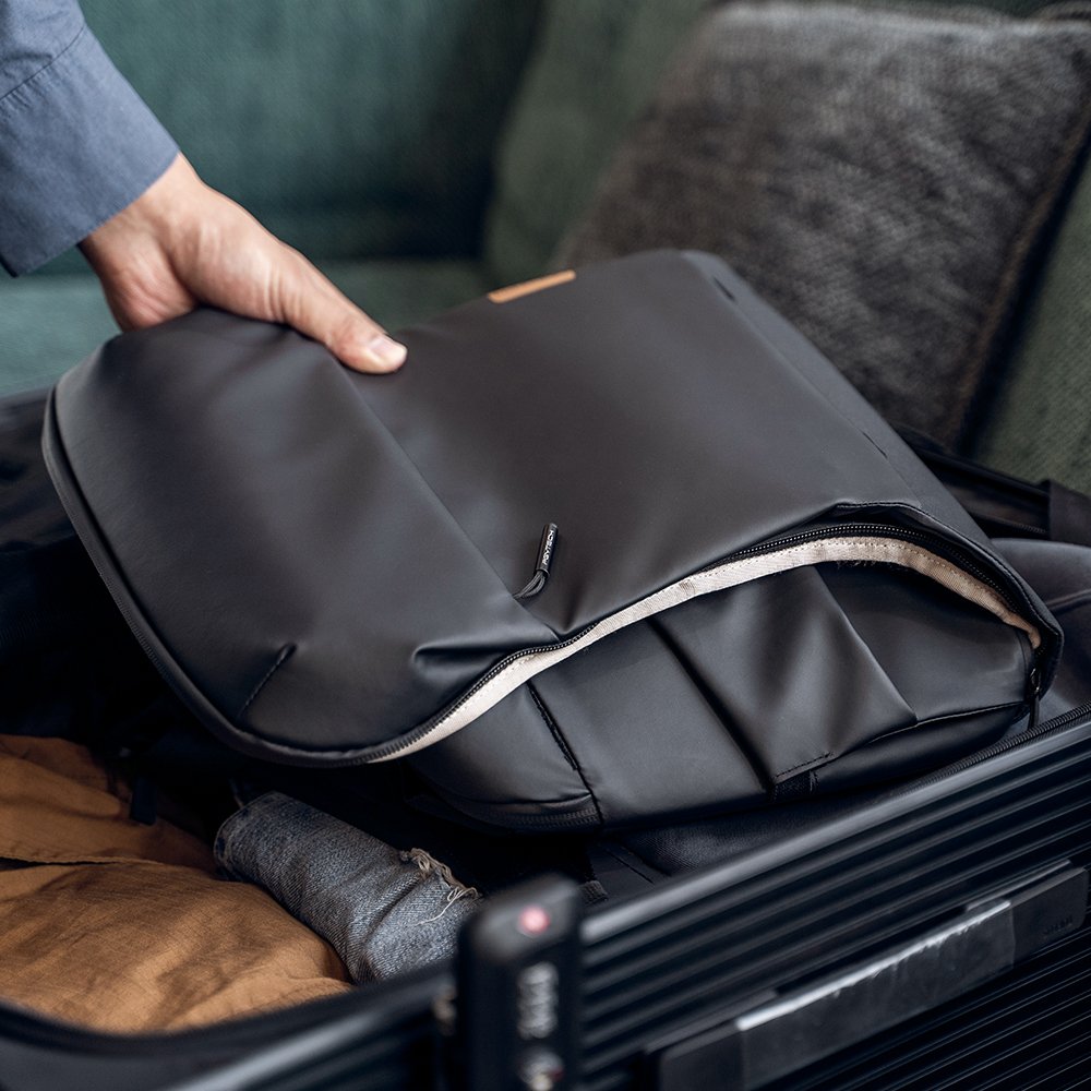 Túi đeo vai có thể cất gọn vào trong vali 