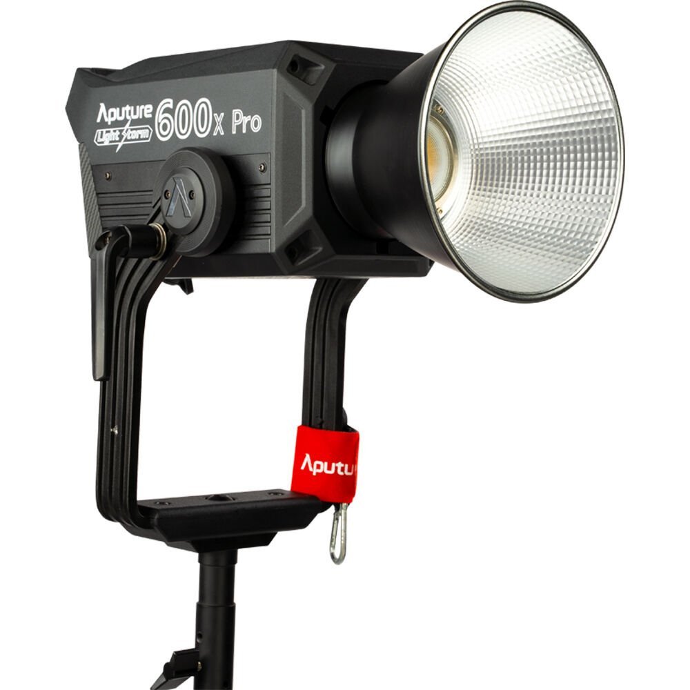 Đèn Aputure LS 600x Pro: Với độ sáng mạnh mẽ và khả năng chọn màu sắc đa dạng, đèn Aputure LS 600x Pro là một sản phẩm không thể thiếu đối với các nhà làm phim chuyên nghiệp và yêu thích làm video. Thiết kế thông minh và dễ sử dụng, sản phẩm này giúp bạn tạo ra những tác phẩm nghệ thuật đầy ấn tượng và chuyên nghiệp.