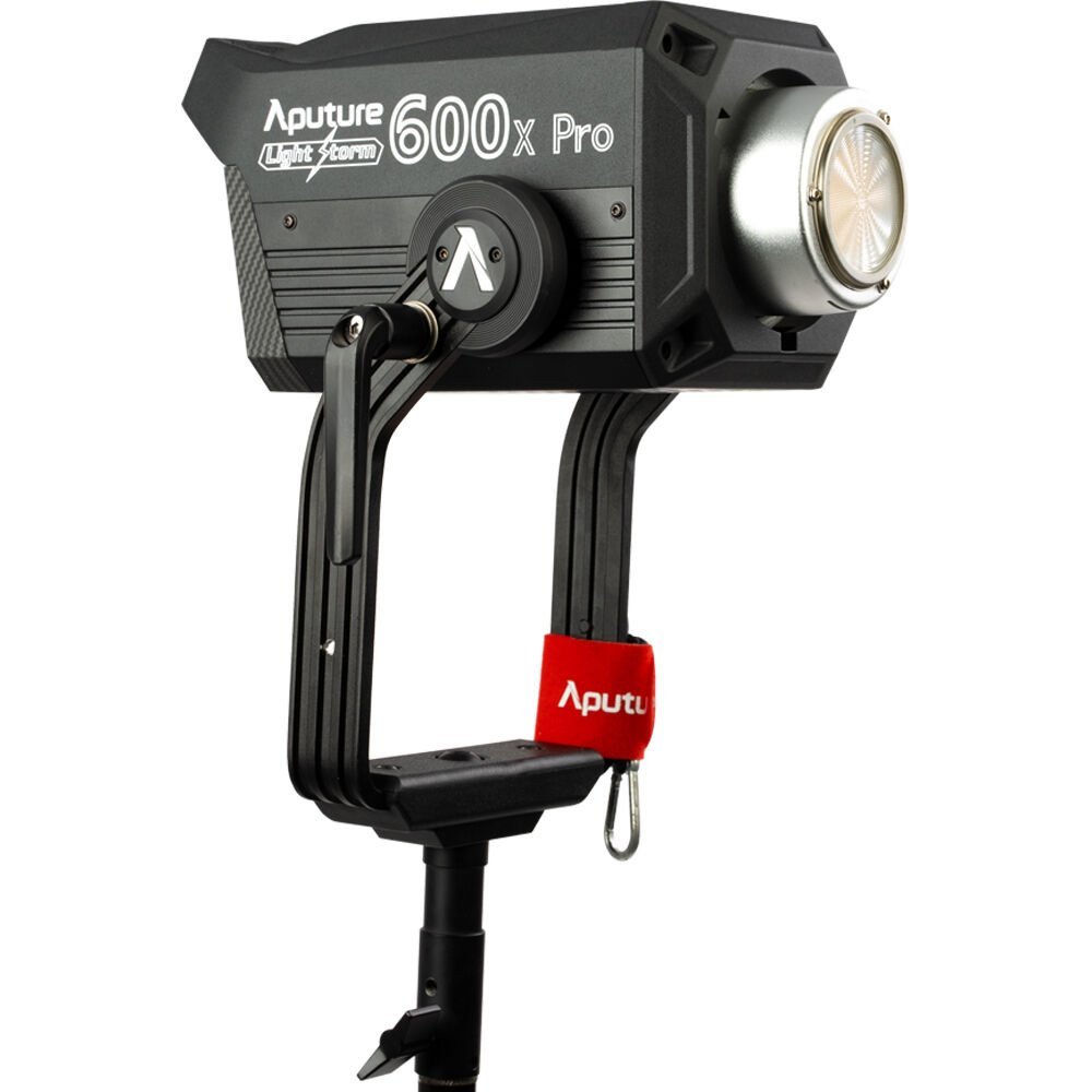 Đèn Aputure LS 600x Pro chính là giải pháp hoàn hảo cho những người yêu nhiếp ảnh và quay phim chuyên nghiệp. Với độ sáng cực cao và khả năng điều khiển tối đa, bạn sẽ luôn có những bức ảnh và video chất lượng như mong đợi.