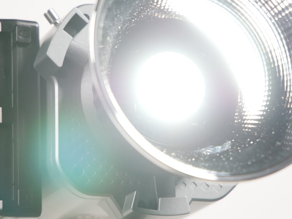 đèn Amaran COB 60d có công suất chiếu sáng mạnh