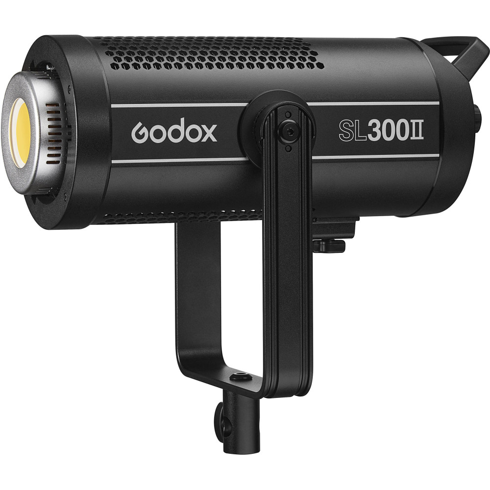 Đèn LED Godox SL300 II: Bộ đèn LED Godox SL300 II là công cụ không thể thiếu cho những nhiếp ảnh gia chuyên nghiệp hay những người yêu thích chụp ảnh và quay phim. Với khả năng điều chỉnh ánh sáng linh hoạt và chất lượng ánh sáng tốt nhất, chiếc đèn này sẽ giúp bạn tạo ra những tác phẩm nghệ thuật ấn tượng nhất. Hãy xem ngay hình ảnh để khám phá sức mạnh của Godox SL300 II.