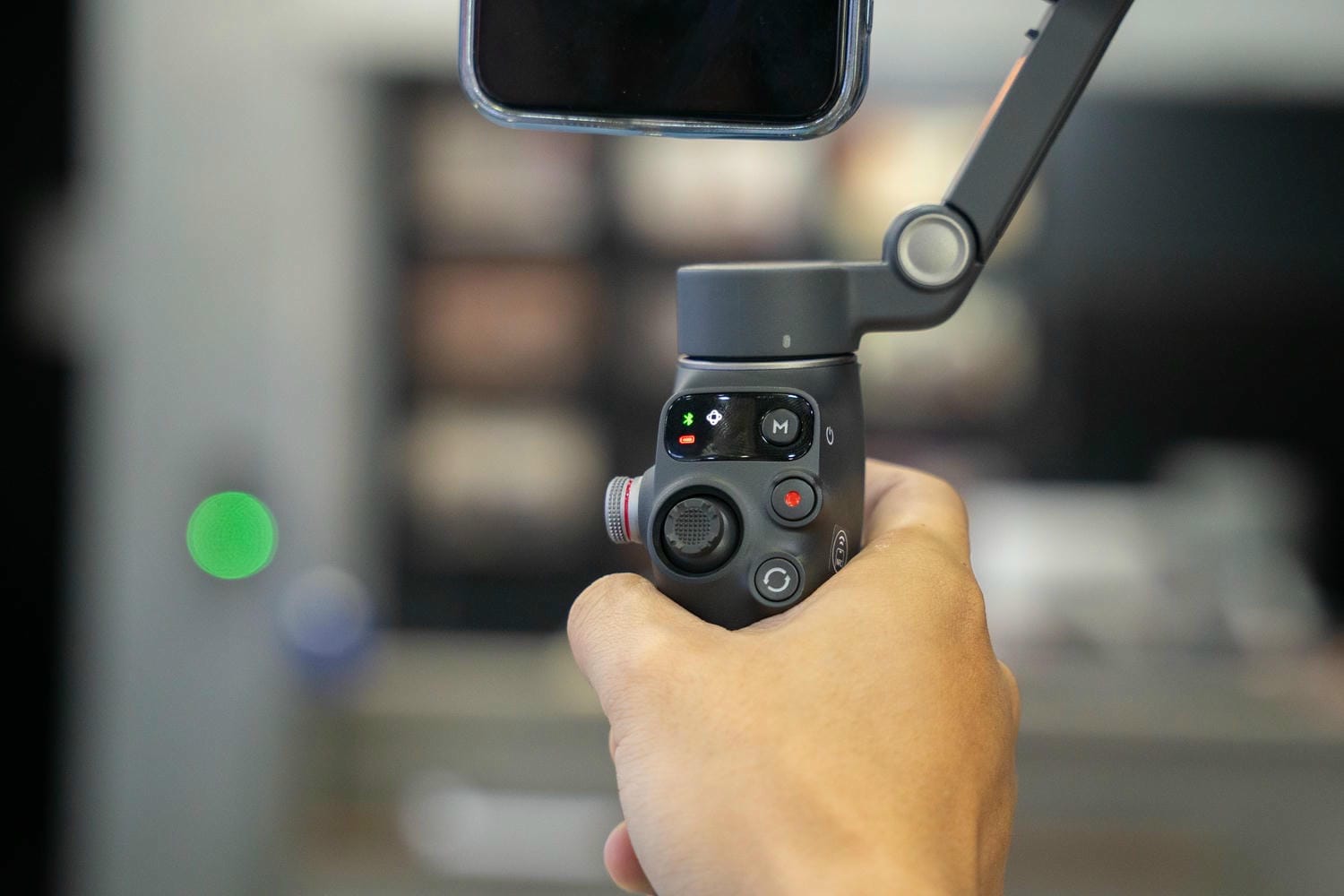 Nút điều khiến trên DJI OM8 dễ sử dụng