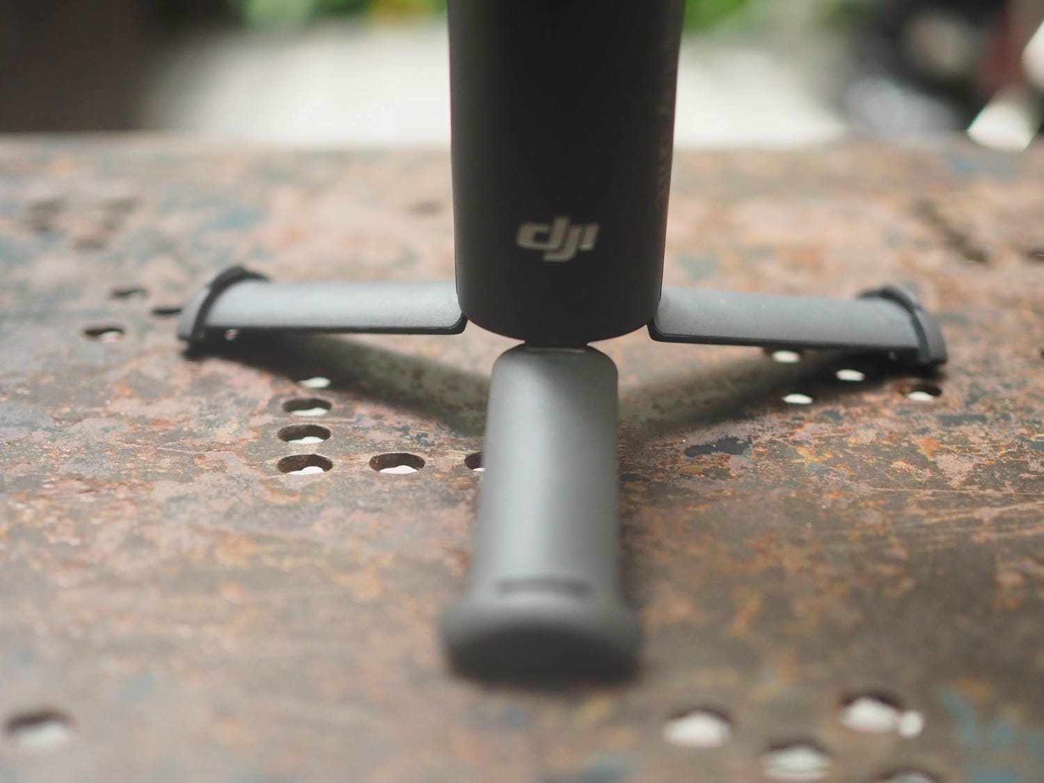 Chân máy gắn liền với tay cầm trên DJI OM8