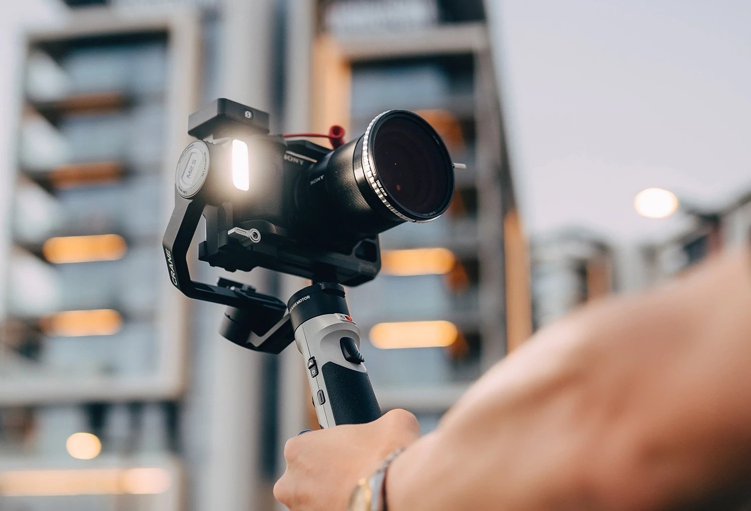 Zhiyun Crane-M2 S tích hợp đèn LED sáng