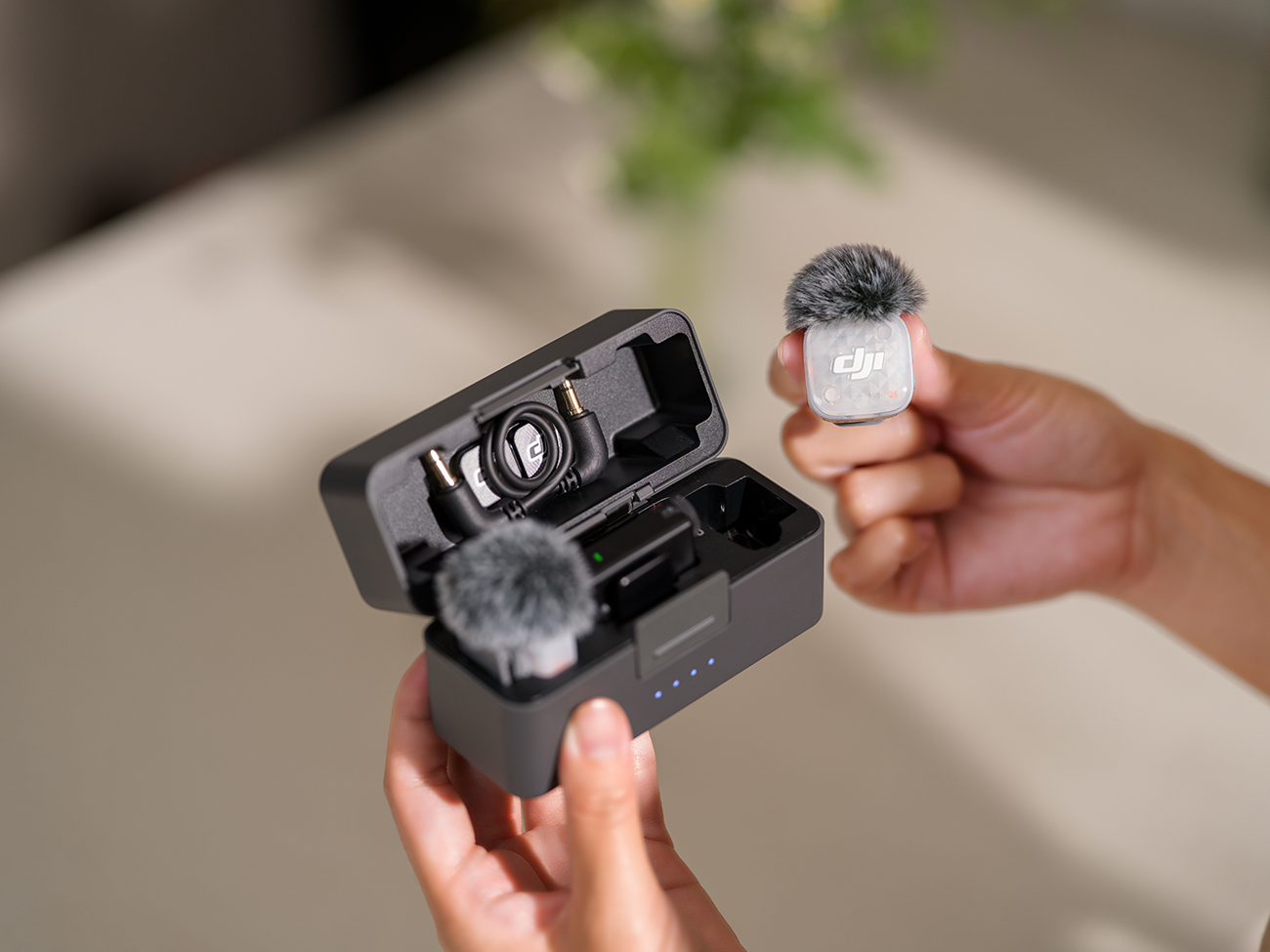 DJI Mic Mini 2S trang bị bộ nhớ trong lên đến 28 giờ