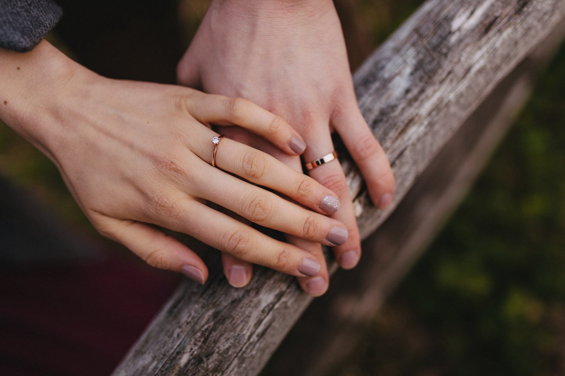 Cách chụp ảnh tay đeo nhẫn đôi đẹp cho couple