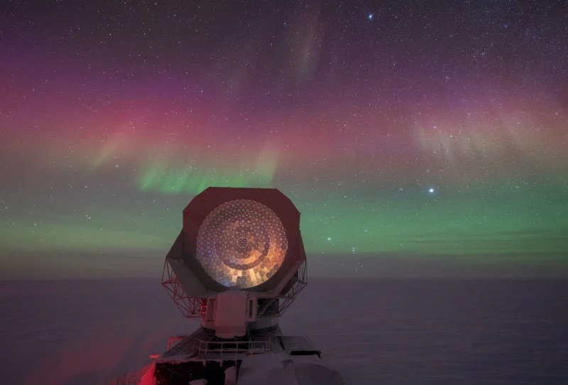 “Rainbow Auroras Above the South Pole” của Aman Chokshi