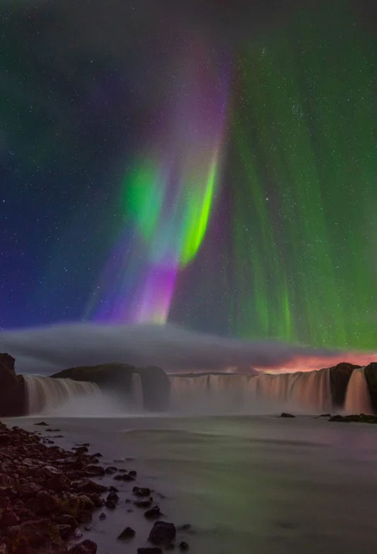 Bức ảnh “Aurora in Godafoss” của Miki Spitzer