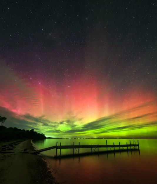 Bức ảnh “Red Aurora” của Ruslan Merzlyakov