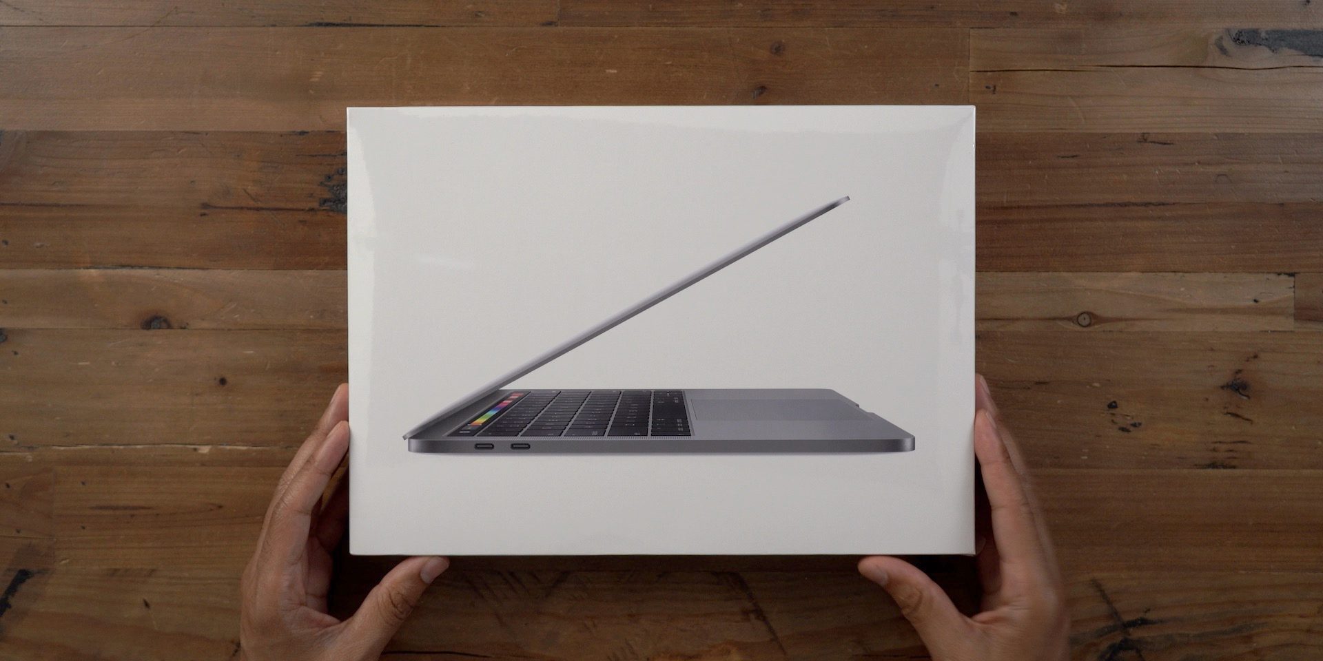 Kiểm tra trên thân hộp Macbook