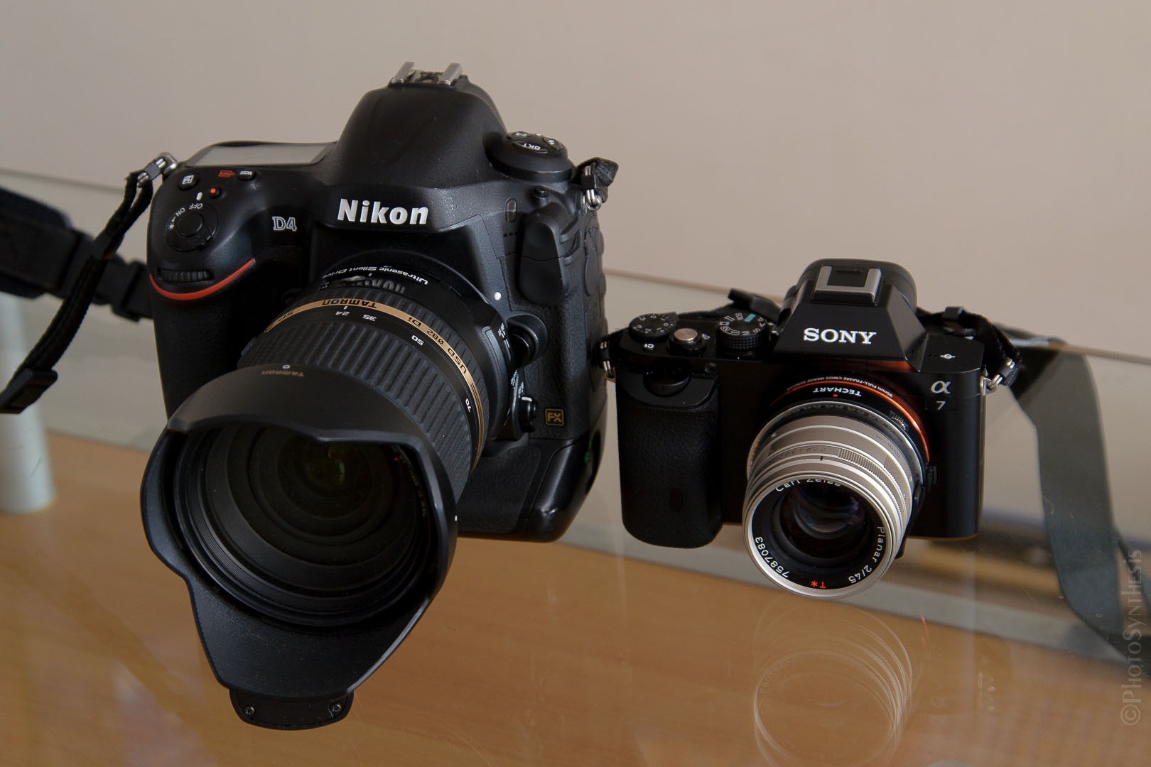 Sony A7 có kích thước nhỏ gọn hơn nhiều máy DSLR