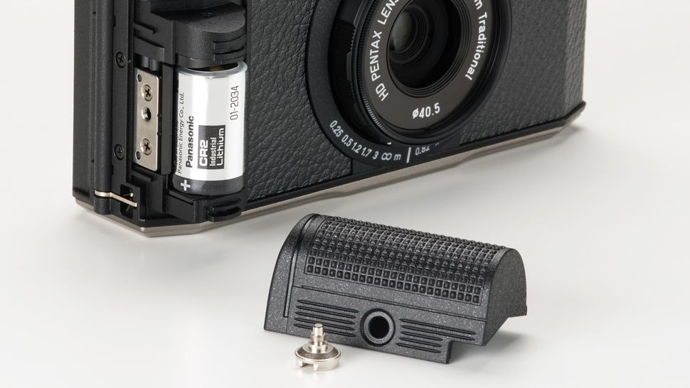 Loại pin dùng cho Pentax 17 là CR2 gồm 3 gói lithium
