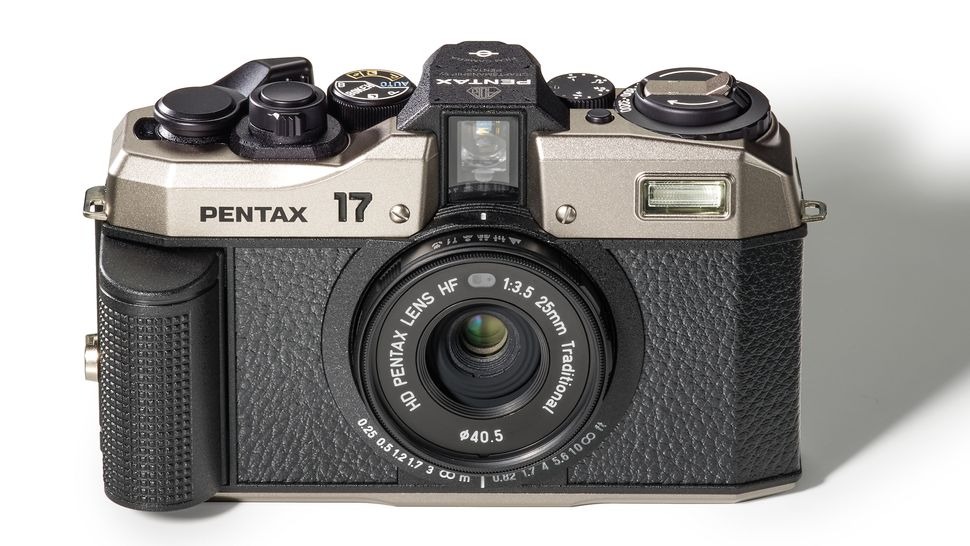 Pentax 17 sử dụng ống kính có tiêu cự cố định 25mm F3.5