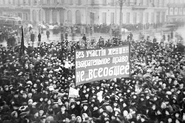 vào ngày 8/3 năm 1917, một cuộc biểu tình lớn nhân ngày Phụ nữ tại Petrograd