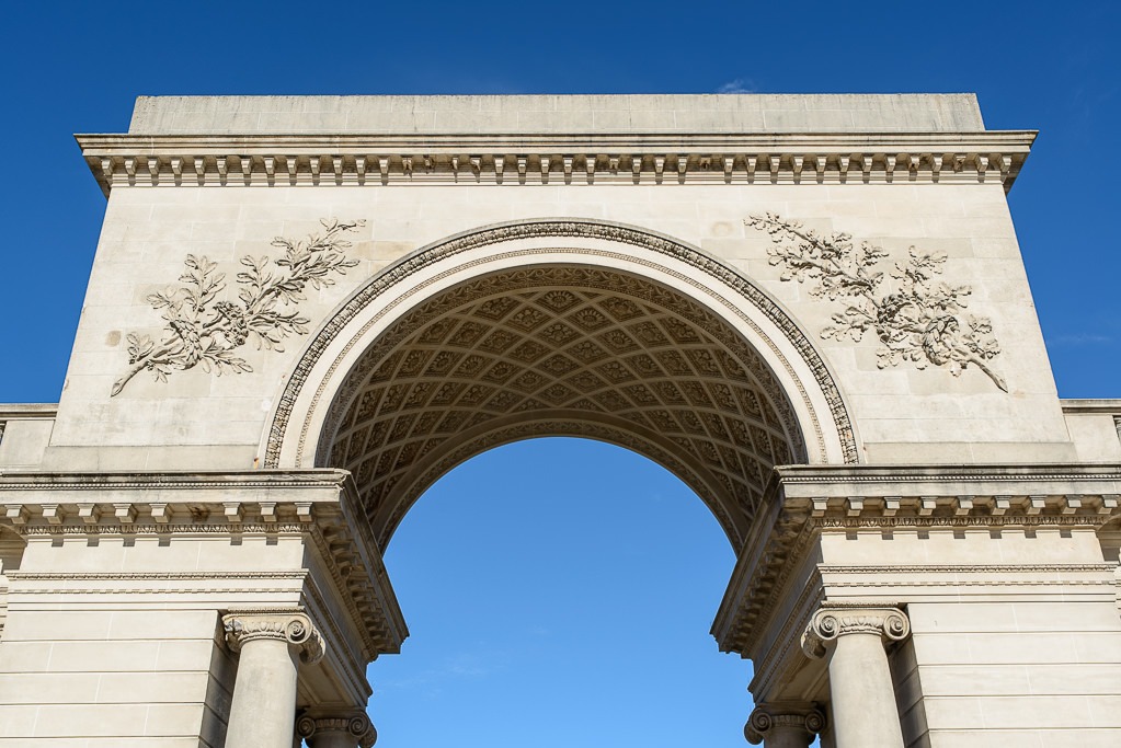 Đường thẳng hội tụ tạo cảm giác tự nhiên như nhìn bằng mắt