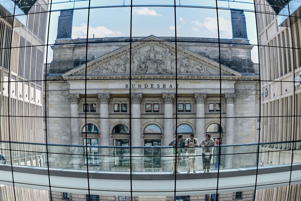 Biến dạng thùng phụ thuộc vào khoảng cách từ máy đến chủ thể