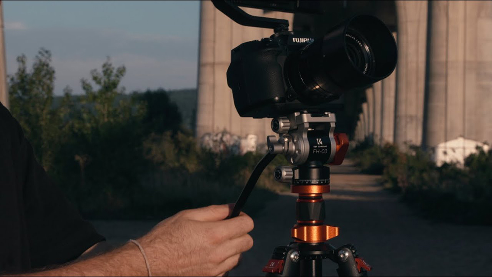 Tripod để giữ máy vững vàng