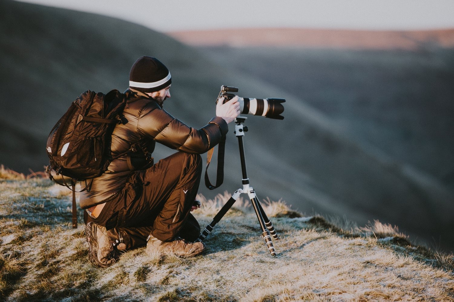 Đặt máy ảnh lên tripod hoặc monopod