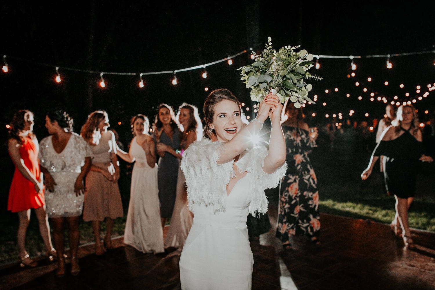 Mẹo chụp tung hoa bằng đèn flash phản chiếu