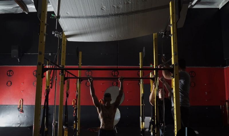 Sử dụng flash phản chiếu lên trần nhà hoặc tấm hắt sáng