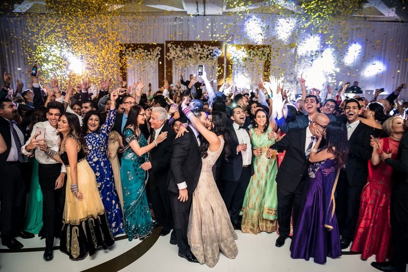 Sử dụng đèn flash phản chiếu trong tiệc cuối năm