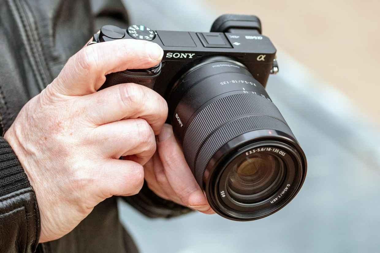Sony A6400 và Canon R50 đều có kích thước nhỏ gọn