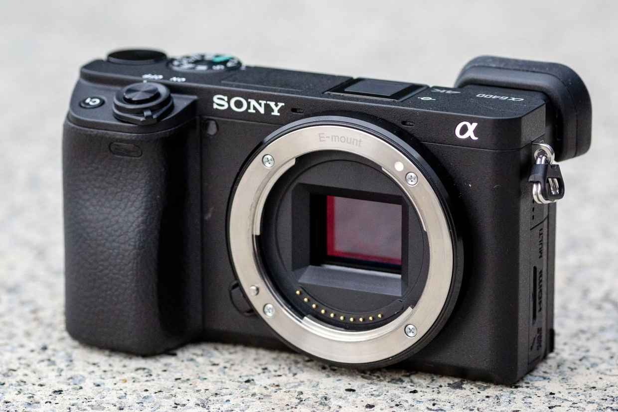 Sony A6400 có báng cầm hơi nhỏ hơn nhưng thân máy lại mỏng và gọn