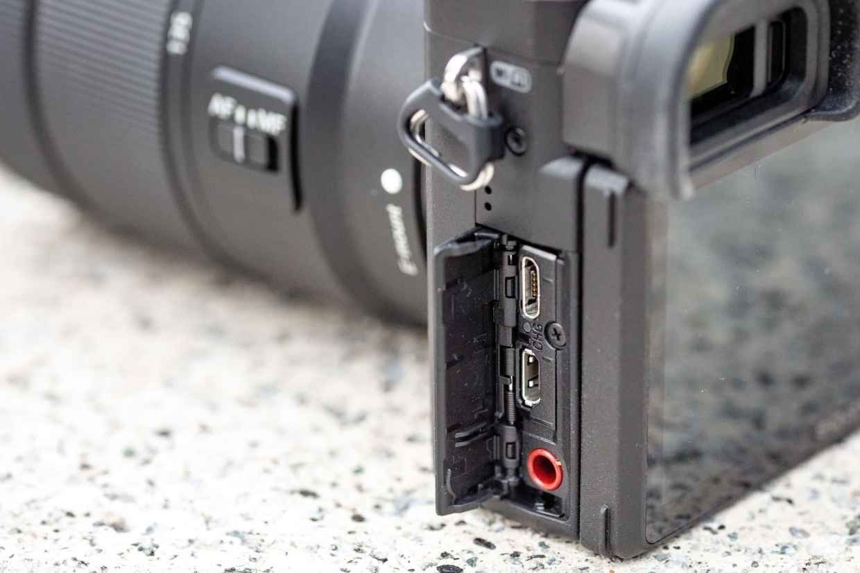 Sony A6400 được trang bị cổng Micro-USB