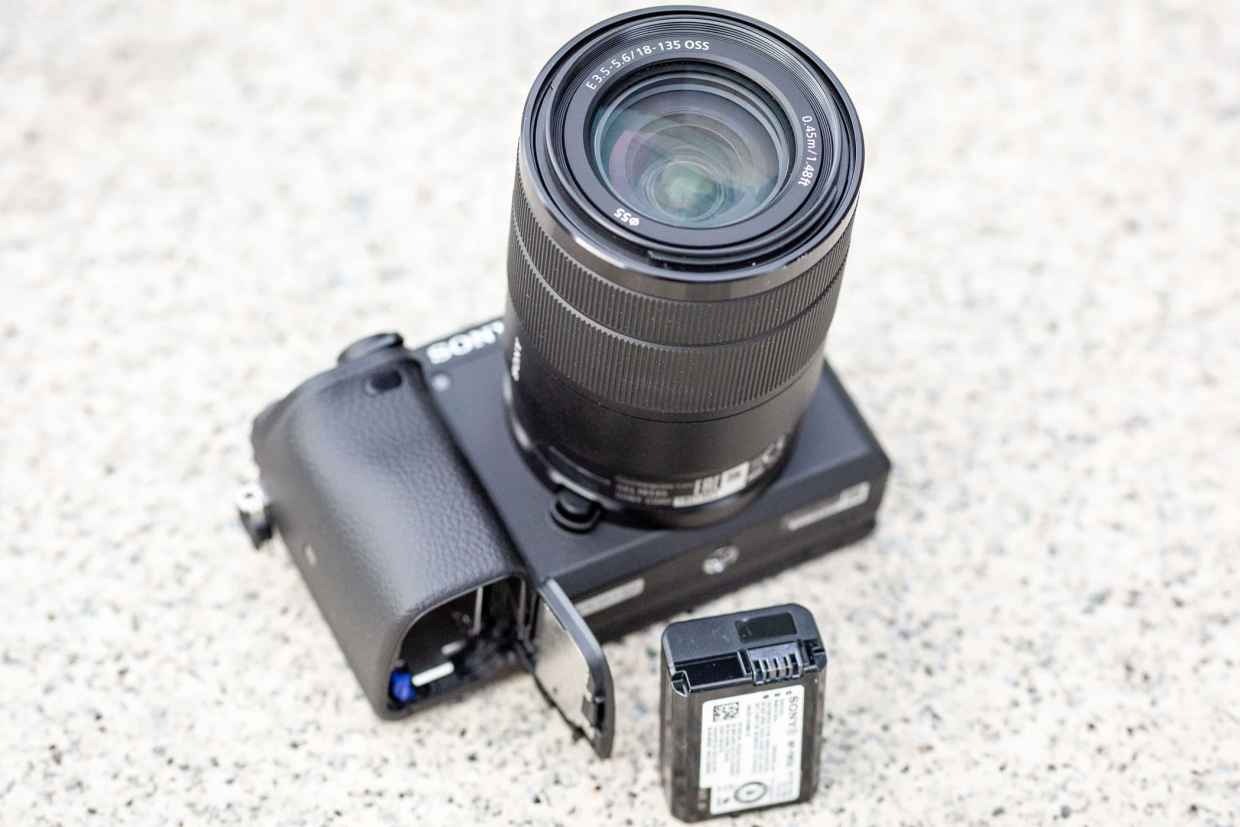 So sánh Sony A6400 và Canon EOS R50: Pin và thời gian hoạt động