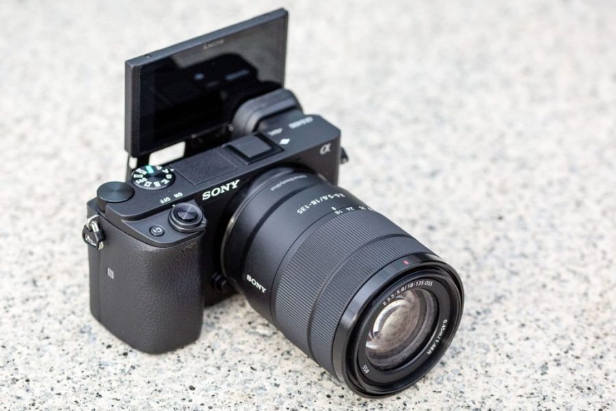 Sony A6400 chỉ được trang bị màn hình 3.0 inch lật lên 180° ở phía trên
