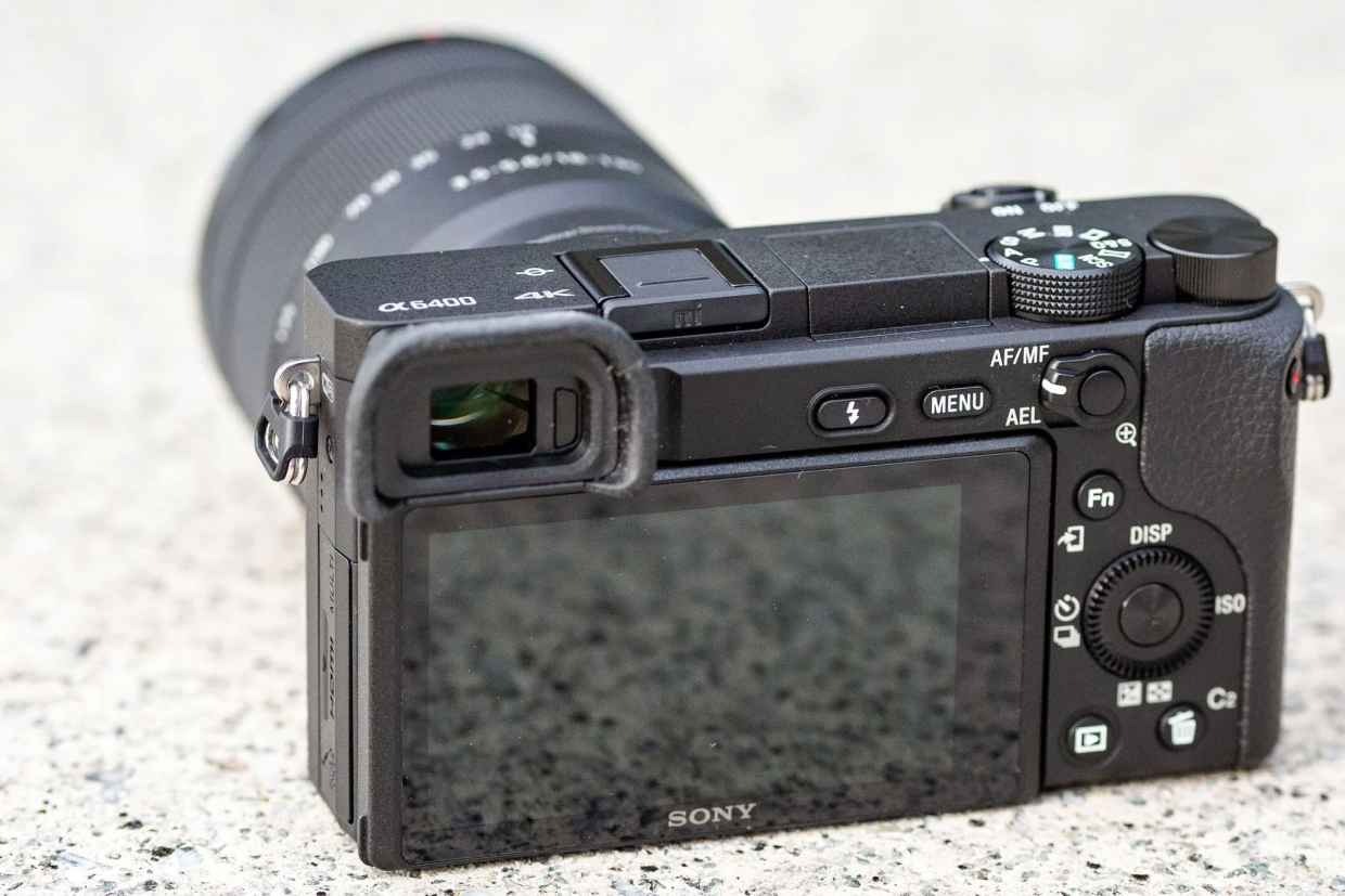 Cả Canon EOS R50 và Sony A6400 đều được trang bị kính ngắm điện tử