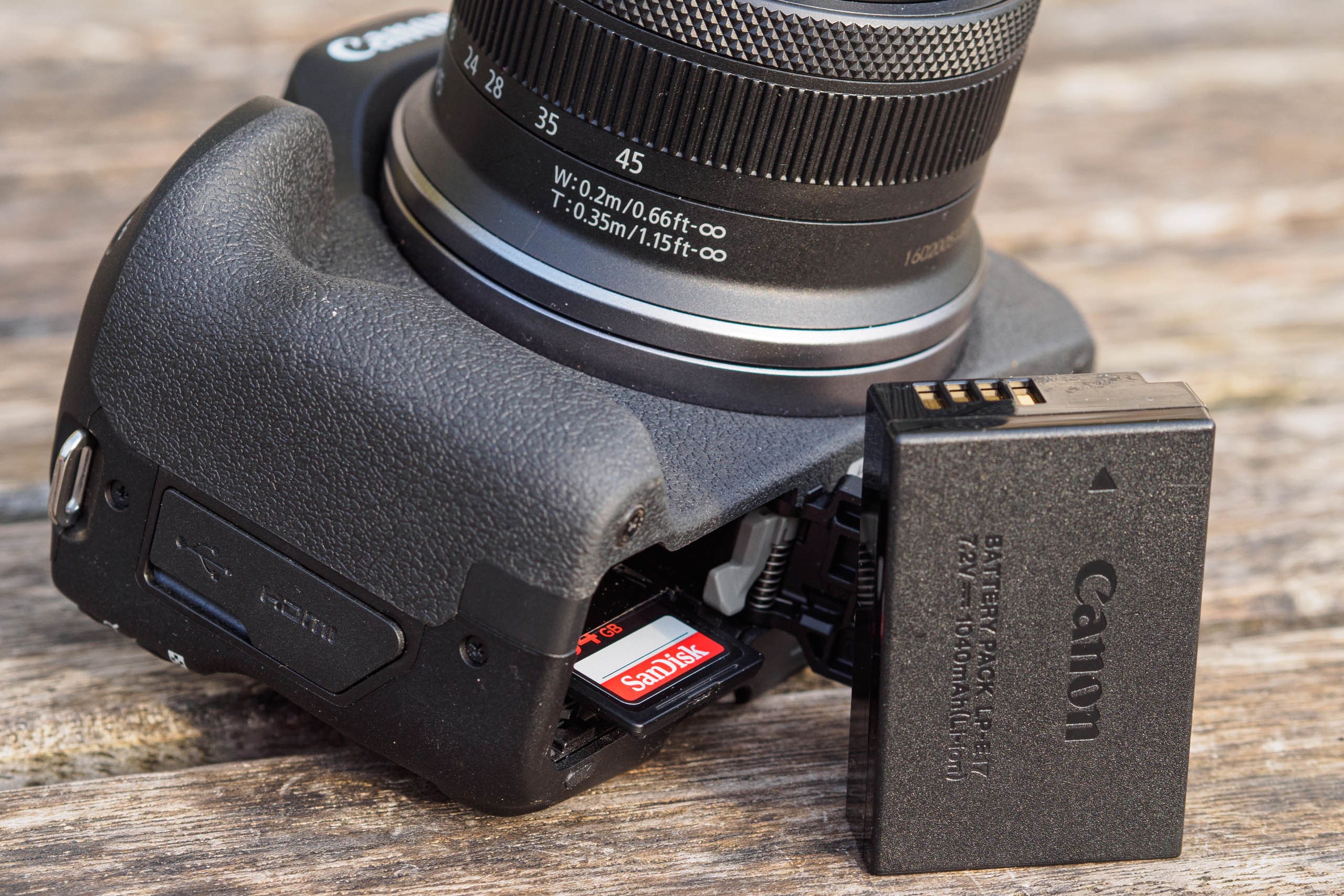 Canon R50 có thời lượng hoạt động thấp hơn Sony a6400