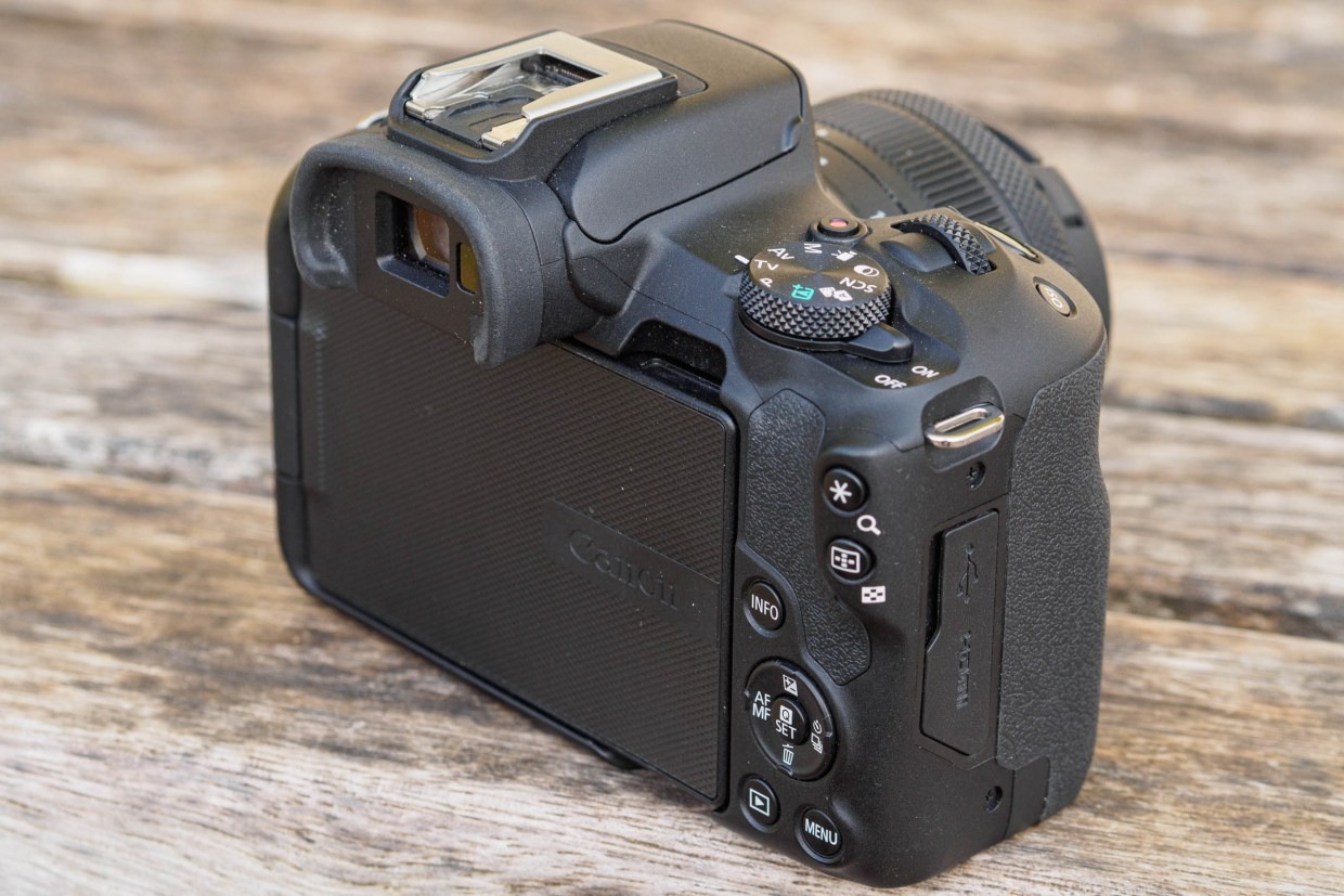 Canon R50 được cho là có hệ thống nút điều khiển dễ dàng hơn Sony A6400