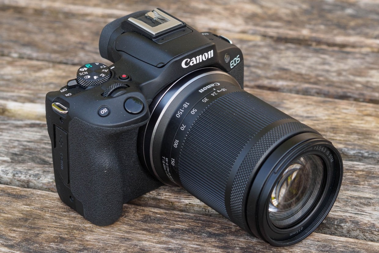 Canon R50 được thiết kế với phần báng tay cầm sâu và ôm tay