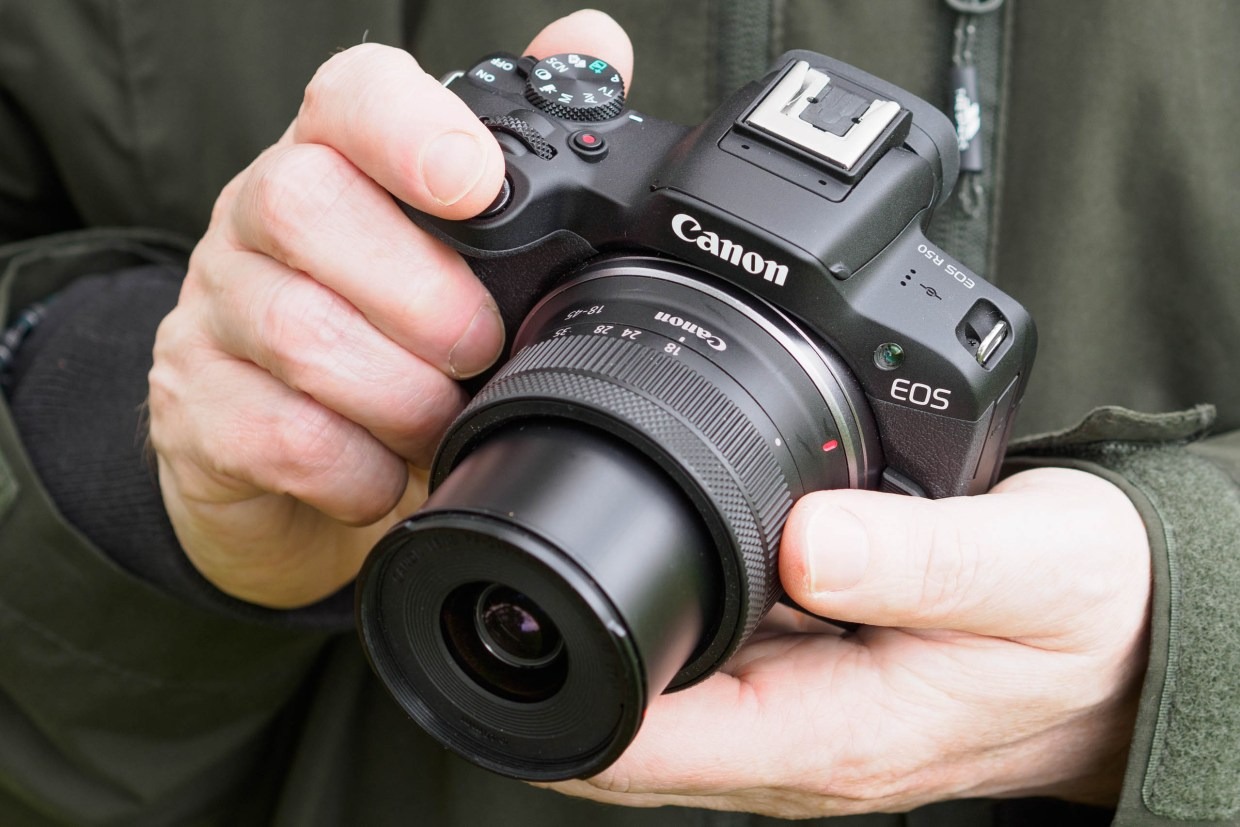 Canon R50 vẫn giữ gần như cách thiết kế cũ đặc trưng của các dòng DSLR