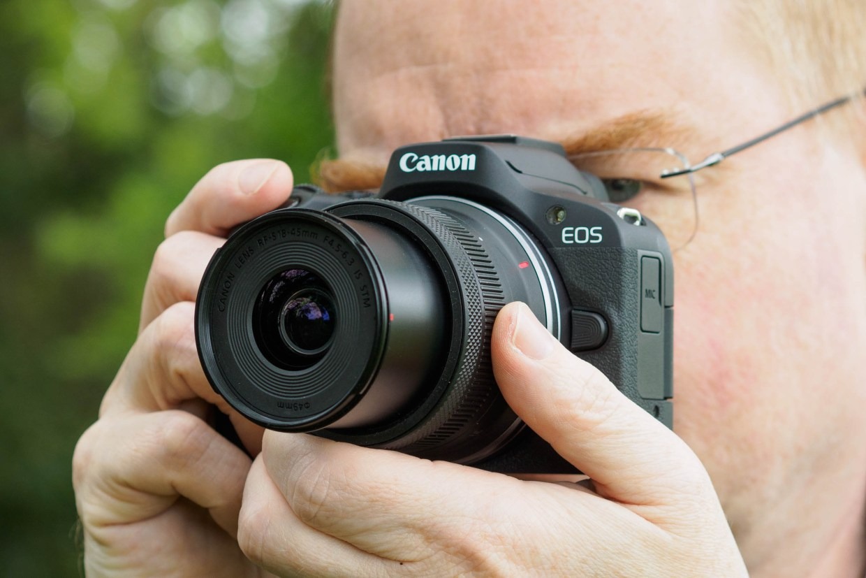 Nên chọn Sony A6400 hay Canon EOS R50?