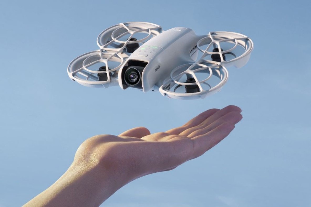 Drone nhỏ gọn có thể cất cánh từ lòng bàn tay
